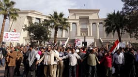 Manifestation de partisans du président égyptien Mohamed Morsi devant la Haute Cour constitutionnelle d'Egypte à Maadi, au sud du Caire. La Haute Cour a suspendu ses travaux pour une période indéfinie au lendemain d'une manifestation islamiste de soutien