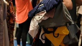 L'achat et la vente des vêtements de seconde main en ligne sont plébiscités par les Français.