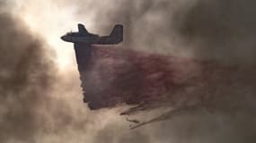 Un avion bombardier d'eau lutte contre les flammes le 10 juillet 2017 en Californie