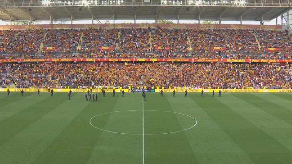 Des CRS surveilles les supporters après les incidents