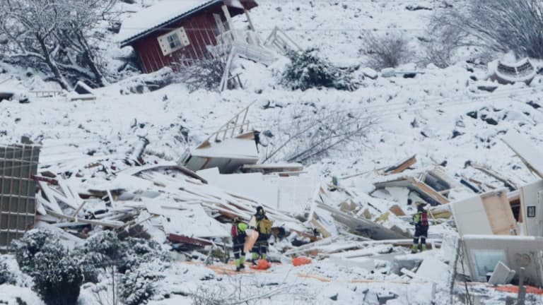 Des équipes de secours recherchent des survivants après un glissement de terrain à Ask, le 1er janvier 2021 en Norvège. 