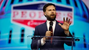 Le sénateur américain J. D. Vance  ors de la convention conservatrice Turning Point People's Convention le 16 juin 2024 à Huntington Place à Detroit, Michigan.