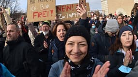 Des manifestants opposés aux restrictions liés au Covid protestent à Vienne lors d'une manifestation organisée par le parti d'extrême droite, le parti de la Liberté.