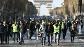 Des gilets jaunes marchent sur les Champs-Elysées, le 17 novembre 2018 à Paris. 
