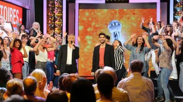 Kévin et Nagui sur le plateau de N'oubliez pas les paroles.