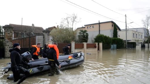 Des policiers interviennent à Villeneuve Saint-Georges, dans le Val-de-Marne, touchée par la crue de la Seine, le 24 janvier 2018