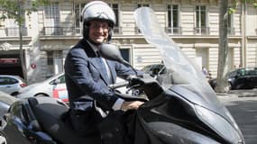 François Hollande sur un scooter à Paris en mai 2011.