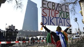 Un manifestant devant le nouveau siège de la BCE.