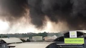 Violent incendie à l'entrepôt de déchets du port de Gennevilliers - Témoins BFMTV