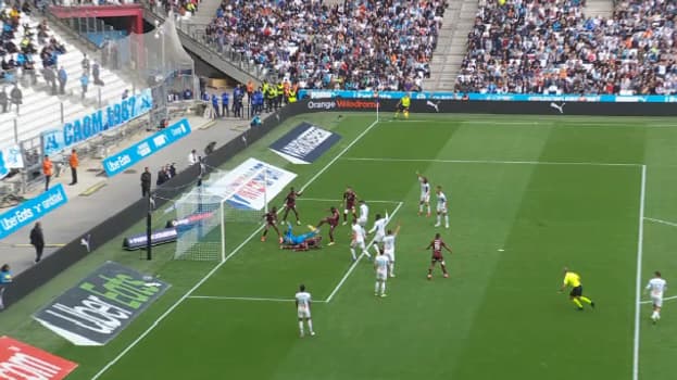 Jemerson reprend le ballon repoussé par Mandanda Jemerson reprend le ballon repoussé par Mandanda