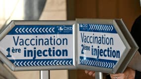 Des panneaux pour guider les patients arrivant pour recevoir le vaccin Covid-19, le 17 février 2021 à Dunkerque