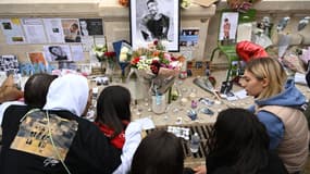 Des centaines de fans réunis pour rendre hommage à Liam Payne au jardin des Tuileries, le 20 octobre 2024 à Paris.