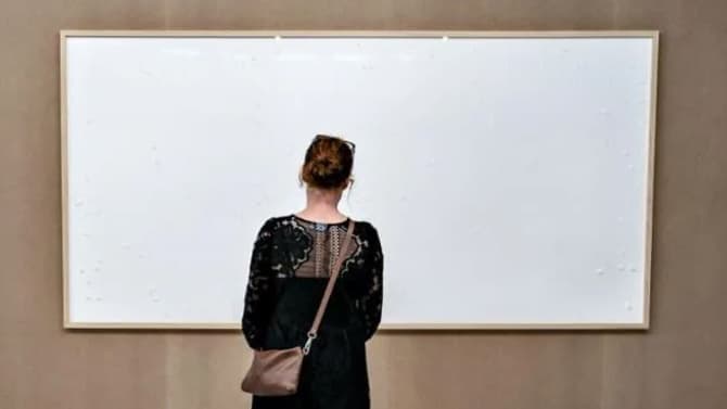 Une femme regarde un cadre vide au musée Kunsten d'Aalborg au Danemark, le 28 septembre 2021, oeuvre de l'artiste Jens Haaning - Henning Bagger
