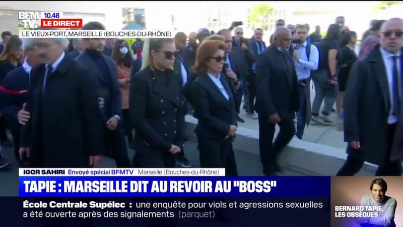 La famille se dirige vers la cathédrale de la Major en suivant le corbillard