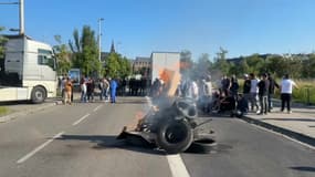 Des forains qui bloquent le centre administratif pour exiger la tenue de la Foire Saint-Jean, ce lundi 19 à Strasbourg 
