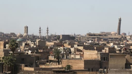Vue de Mossoul avec (à droite) le minaret penché de la mosquée Al-Nouri, le 25 mars 2017 dans la cité irakienne