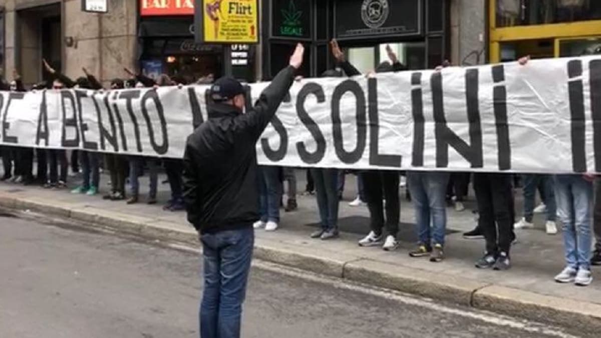 Ac Milan Lazio Des Ultras Romains D Ploient Une Banderole En Honneur Mussolini