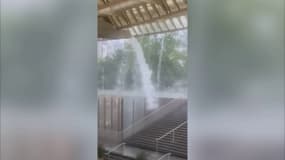 Une chute d'eau s'est formée à la gare de Châtelet Les Halles après les fortes pluies qui ont touché la capitale - Témoin BFMTV