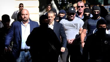 Les quatre députés d'Aube dorée escortés par la police, le 2 octobre.