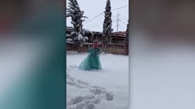 Au Texas, cette petite fille découvre la neige et imite spontanément "La Reine des Neiges"
