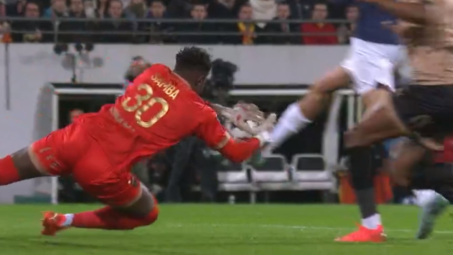 Brice Samba a les mains sur le ballon lorsque l'attaquant parisien le lui subtilise Brice Samba a les mains sur le ballon lorsque l'attaquant parisien le lui subtilise