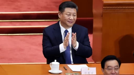 Le président chinois Xi Jinping applaudit après le vote sur le changement de la Constitution à l'Assemblée nationale populaire à Pekin le 11 mars 2018
