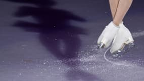 L'ombre d'une patineuse sur la glace lors du gala de clôture des jeux Olympiques de Pyeongchang, le 25 février 2018 à Gangneung


