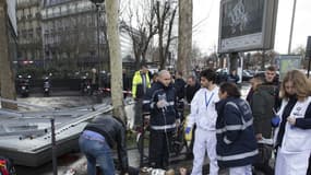 La chute d'un panneau publicitaire sur un couple à Paris, lundi.