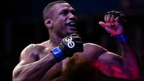 Jailton Almeida célèbre sa victoire sur Shamil Abdurakhimov à l'UFC en janvier 2023