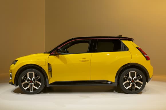 https://images.bfmtv.com/ciKkAv8rbHOw_Qd4_yf956za5bU=/0x0:2048x1365/580x0/images/Nouvelle-Renault-R5-1813483.jpg