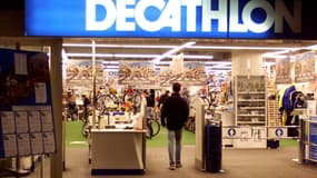 Un jeune homme entre dans un magasin Décathlon, le 07 septembre 2000 à Paris. chaîne leader en France. 