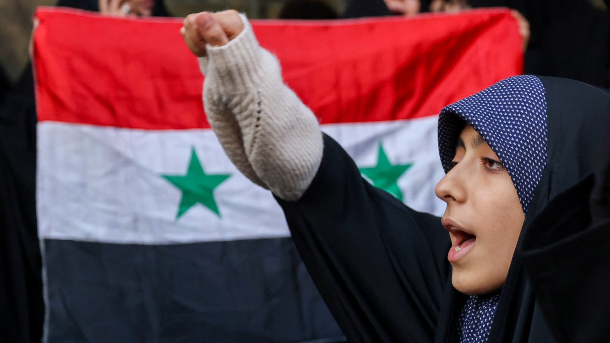 Des Iraniens protestent devant l'ambassade de Turquie contre le soutien de la Turquie à une alliance rebelle dominée par les islamistes qui combat le régime en Syrie, le 2 décembre 2024 à Téhéran. Des Iraniens protestent devant l'ambassade de Turquie contre le soutien de la Turquie à une alliance rebelle dominée par les islamistes qui combat le régime en Syrie, le 2 décembre 2024 à Téhéran.