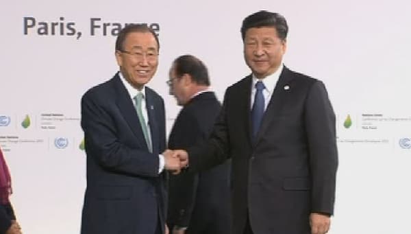 Poignée de main entre Xi Jinping et Ban Ki-Moon sur le site du Bourget. Poignée de main entre Xi Jinping et Ban Ki-Moon sur le site du Bourget.