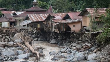 Des maisons endommagées sont visibles après des crues soudaines et une coulée de lave froide provenant d'un volcan à Tanah Datar, dans l'ouest de Sumatra, le 12 mai 2024. Au moins 34 personnes sont mortes et 16 autres sont portées disparues après des crues éclair et une coulée de lave froide provenant d'un volcan qui a frappé l'ouest. Indonésie, a déclaré le 12 mai un responsable local des catastrophes.