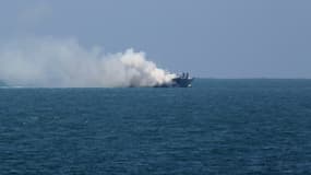 De la fumée s'élève au-dessus d'un bateau de la marine égyptienne au large de la péninsule du Sinaï, le 16 juillet 2015