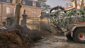 La sous-préfecture de Millau (Aveyron), recouverte de lisier et de paille, par des agriculteurs en colère, ce dimanche 14 décembre 2025. 