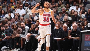 Stephen Curry lors du match entre les Golden State Warriors et les San Antonio Spurs - le 23/11/2024