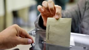 Une électrice vote au deuxième tour des législatives, le 19 juin 2022 à Etables, près du Touquet