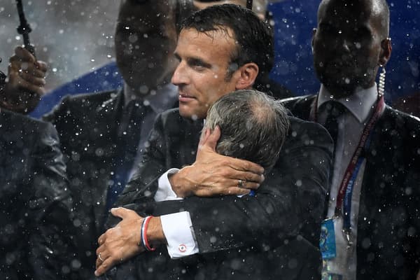 Le président français Emmanuel Macron félicite le sélectionneur des Bleus Didier Deschamps, le 15 juillet 2018 à Moscou. Le président français Emmanuel Macron félicite le sélectionneur des Bleus Didier Deschamps, le 15 juillet 2018 à Moscou.
