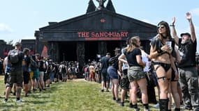 Des fans de heavy metal pendant le Hellfest à Clisson, dans l'ouest de la France, le 15 juin 2023