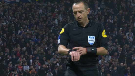 L'arbitre Ruddy Buquet au moment de la première interruption d'OL-OM L'arbitre Ruddy Buquet au moment de la première interruption d'OL-OM