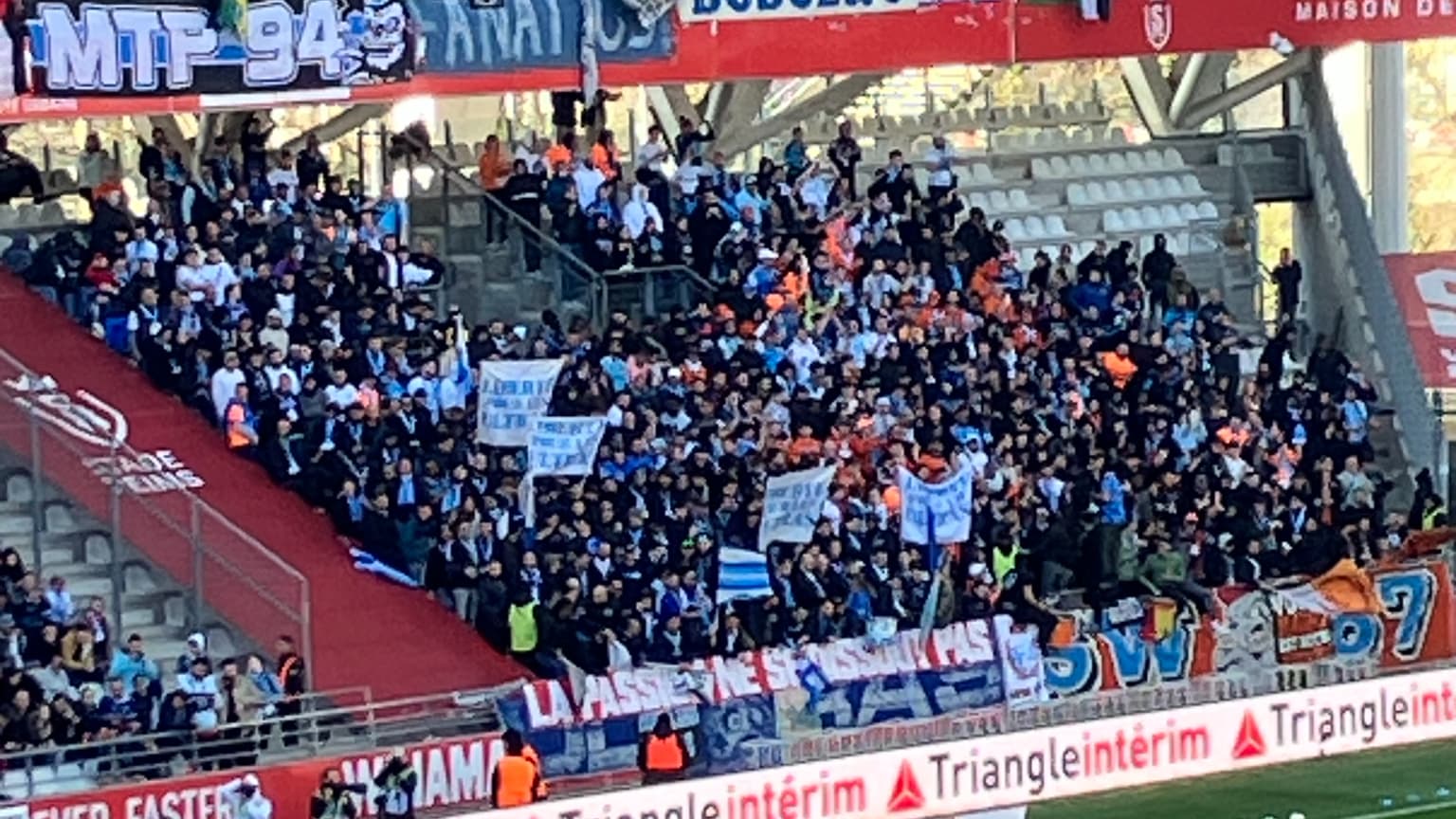Des banderoles déployées dans le parcage des supporters de l'OM à Reims, le 29 mars 2025