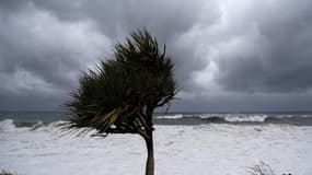 De hautes vagues s'écrasent le long du littoral de Sainte-Anne à La Réunion, à l'approche du cyclone Freddy le 20 février 2023.