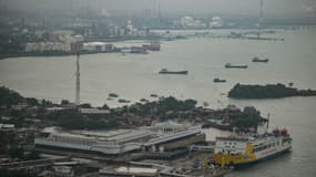 Des véhicules embarquent sur le ferry au port de Merak à Cilegon, Banten, le 28 mars 2025.
