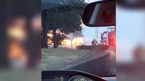 Les pompiers ont bloqué la bretelle d'accès et tentent d'éteindre le feu, avec difficulté.