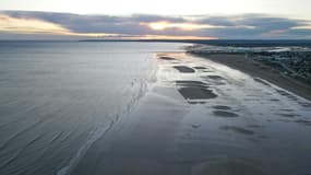 Vue aérienne de la plage de Riva-Bella, appelée aussi Sword Beach, à Ouistreham, le 28 mars 2024 dans le Calvados