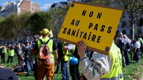 Image d'illustration - Un manifestant tient une pancarte contre le pass sanitaire, le 11 septembre 2021 à Paris
