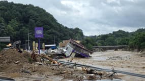 Le bâtiment d'une supérette qui s'est effondré dans une rivière suite à de fortes pluies dans le comté de Gapyeong le 20 juillet 2025, en Corée du Sud.
