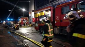 Des pompiers combattent un incendie qui a ravagé deux immeubles dans le quartier de Saint-Julien à Rouen (Normandie) le 1er octobre 2023.