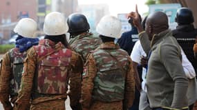 Des soldats burkinabè aux abords de l'hôtel Splendid à Ouagadougou après une prise d'otages samedi 16 janvier.
